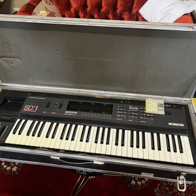 Ensoniq SD-1 Synthesizer w Hardcase 1980s