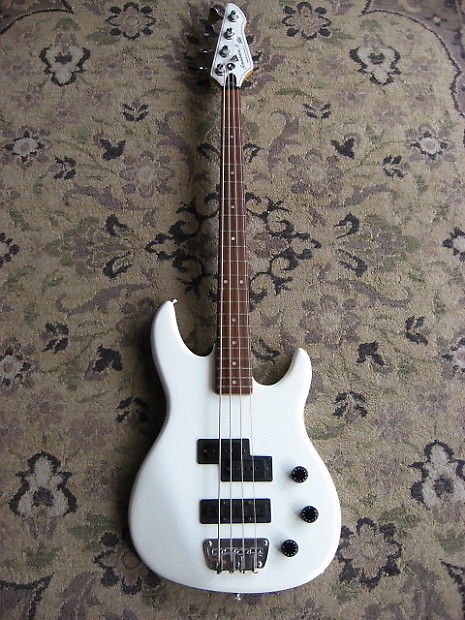 Peavey foundation s bass guitar top