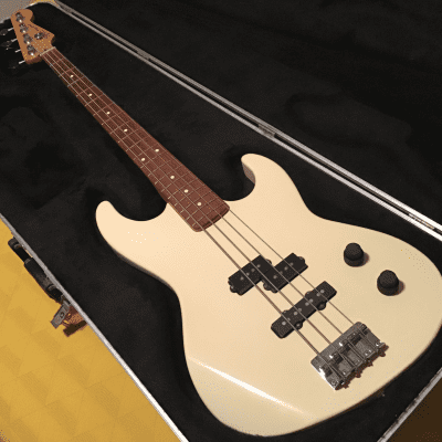 Fender Prodigy 4 String Active Bass 1991 / 1993 White image 1