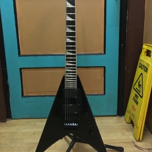 Jackson JS32 Gloss Black ケリーキングEMGピックアップ Amazon.com