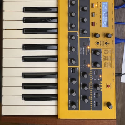 Dave Smith Instruments Mopho 32-Key Monophonic Synthesizer 2011 - 2016 - Yellow with Wood Sides