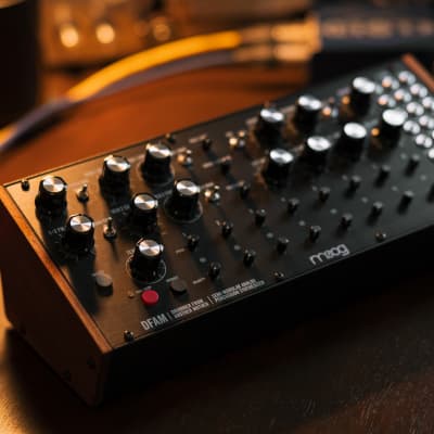 新品未開封 Behringer EDGE Moog DFAMクローン Behringer Edge, A Hot Pink DFAM Knockoff, Now 'Ready To Ship
