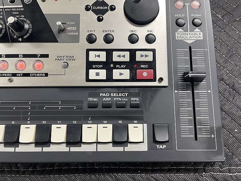 Roland MC-307 Groovebox