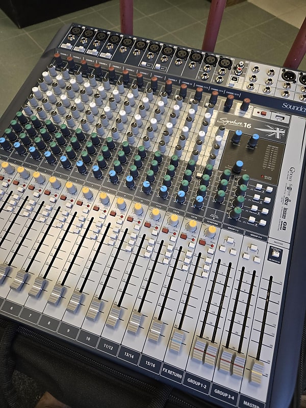 Soundcraft Signature 22 MTK 22-Channel Analog Mixer w