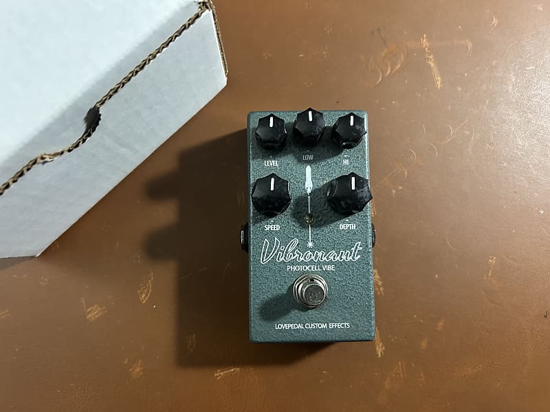Lovepedal Vibronaut フォトセルバイブ Lovepedal Vibronaut - YouTube