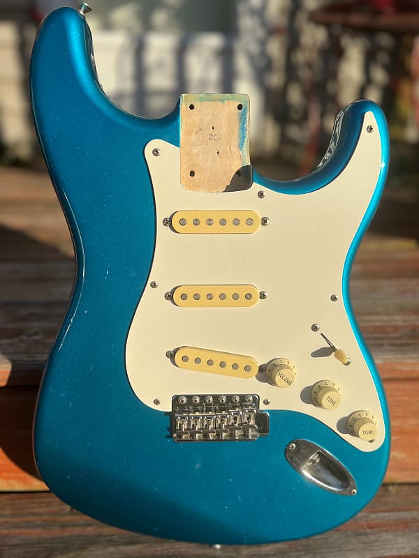 素敵でユニークな Fender ボディ ST362 Japan エレキギター