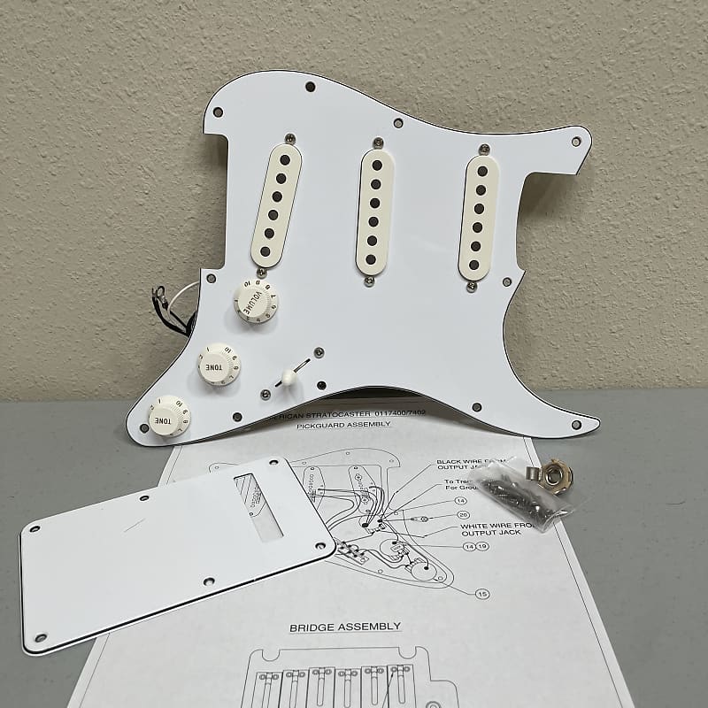 Pickguard Blanc Fender® pre-cablé SSS 11H pour Strat®, micros HOT NOISELESS