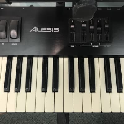 Alesis QS7 Keyboard Synthesizer 76 key