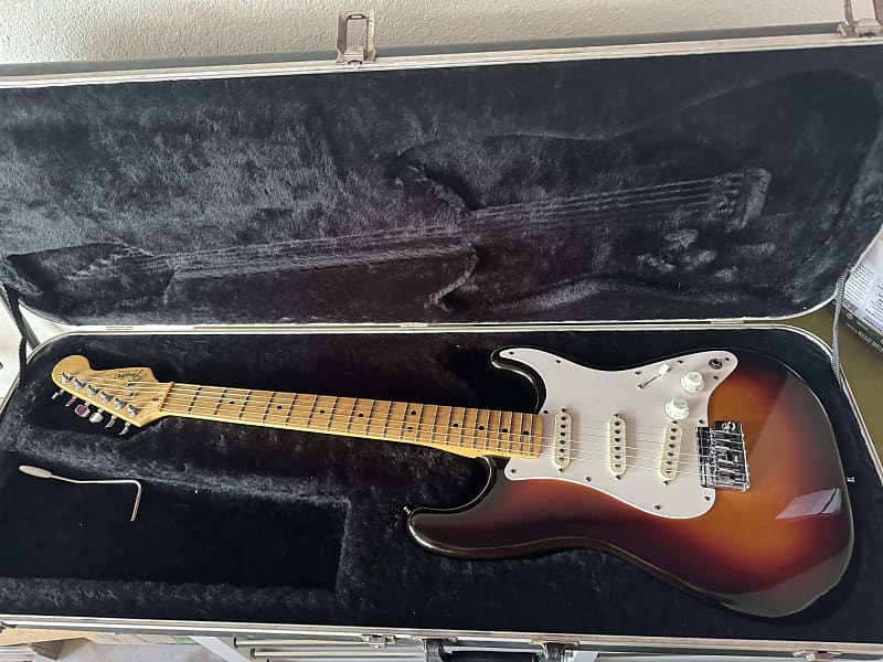 Fender Standard Stratocaster (1983 - 1984) | Reverb