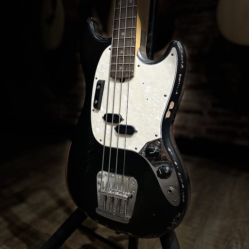 Fender JMJ Road Worn Mustang Bass - Black