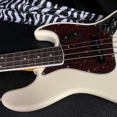 UNPLAYED ! 2023 American Vintage II 1966 Jazz Bass - Olympic White - Authorized Dealer - SAVE BIG! Only 9.1lbs image 7