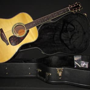 Yamaha LL16D Jumbo Acoustic Guitar Natural