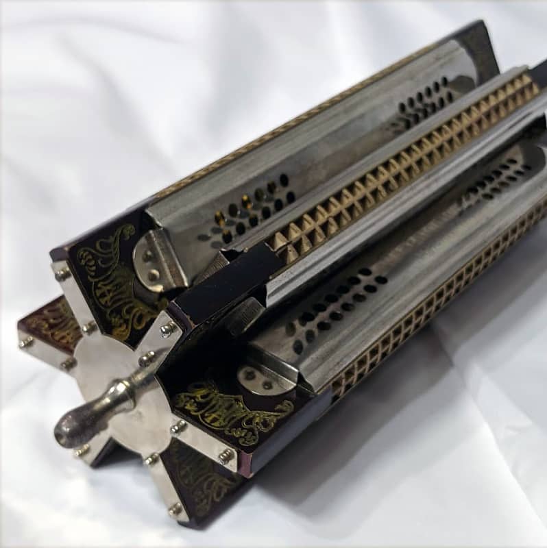 HOHNER Sextuple 6 Kreuzwender Tremelo Harmonica in Box