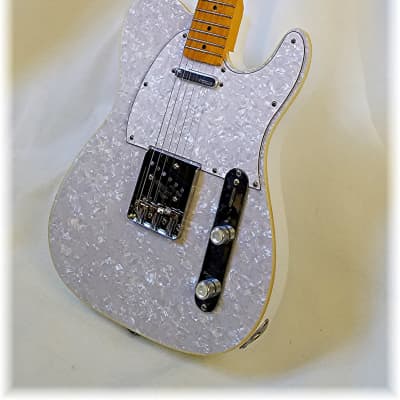 Dillion Tell-E  covered in White pearloid image 2