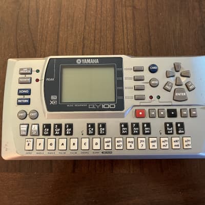 Yamaha QY100 Sequencer 1996 - 2002 - Silver