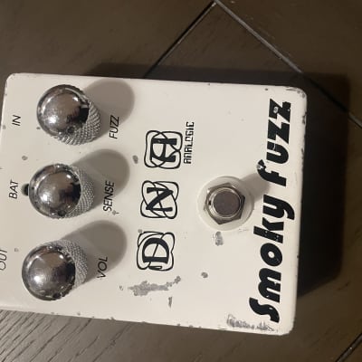 DNA Analogic Smoky Fuzz - White | Reverb Canada