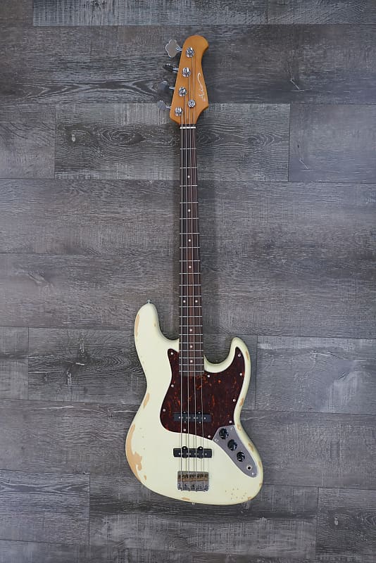 AIO JBass Relic White Reverb