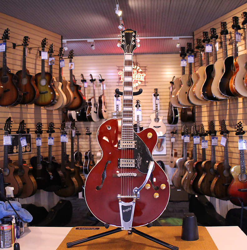 Gretsch guitars g2420t streamliner single store cutaway hollowbody with bigsby walnut stain