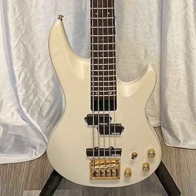 Samick Artist Series 5 String Bass- White with Gold Hardware