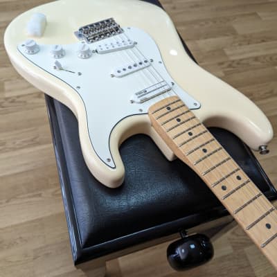 Fender EOB Stratocaster, Olympic White, Maple - Includes deluxe Gig Bag B Stock image 3
