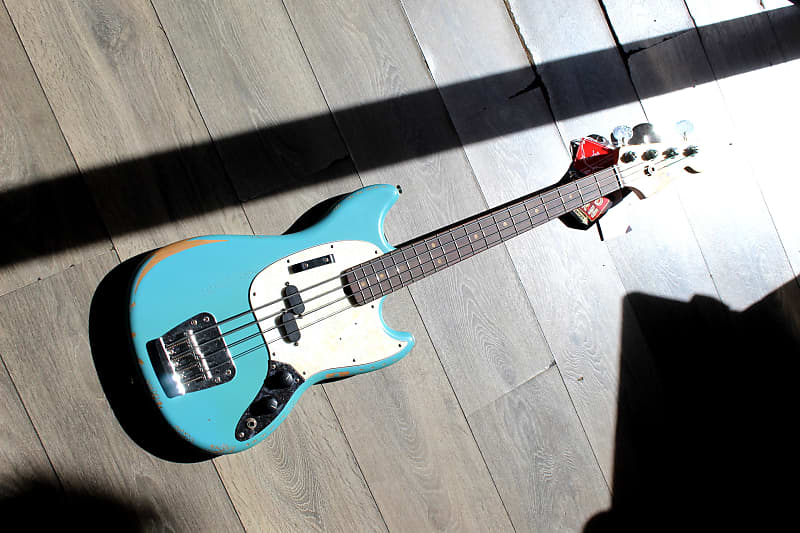 FENDER Justin Meldal-Johnsen Road Worn Signature Mustang Bass,  Faded Daphne Blue, GIGBAG, 3, 80 KG imagen 1