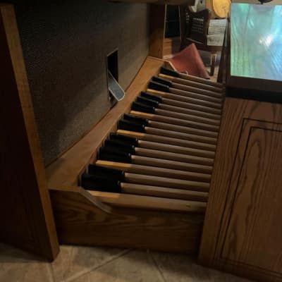 Allen Organ w/ Premium Built-In Speakers, 32 Note Concave Pedalboard and Organ Bench! image 6