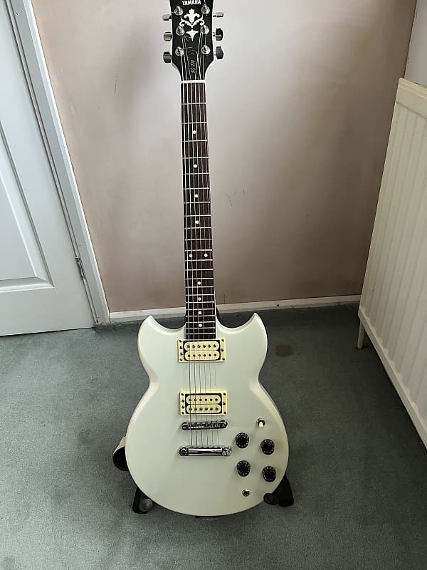 Yamaha SG200 1984 Pearl White c/w Hard Case & Matching Leather