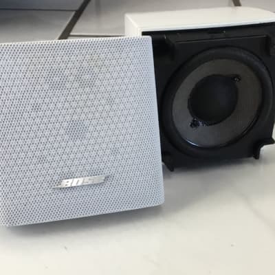 Bose Bose Acoustimass single cube speaker -white image 1