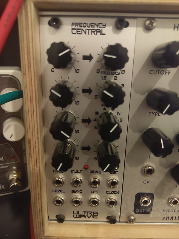 Frequency Central Ultra Wave LFO Eurorack module Silver image 1