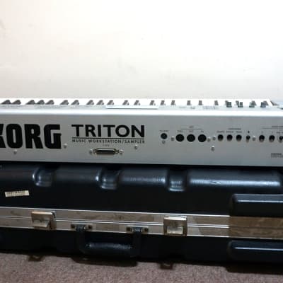 Korg Triton Classic 61-Key Moss/SCSI/Vintage Archives/64MB +