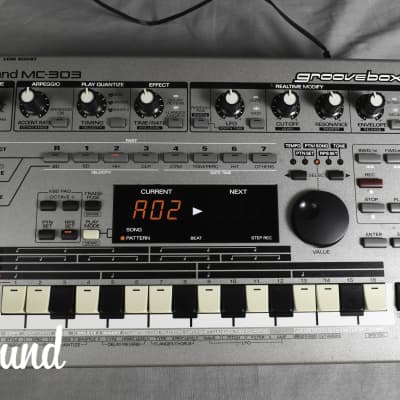 Roland MC-303 Sampler Groovebox in Very Good Condition