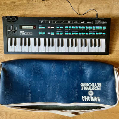 Yamaha DX-100 Digital FM Synthesizer + Original soft case + UK Power Supply