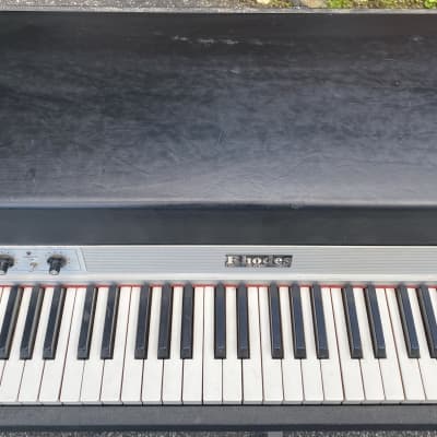 Rhodes Suitcase Eighty Eight Electric Piano w/ FR-7710 Powered speaker Cabinet 1977 Black/Chrome image 3