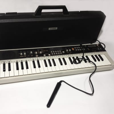 Casio MT-70 Casiotone 49-Key Synthesizer 1982 - 1984 - White / Black
