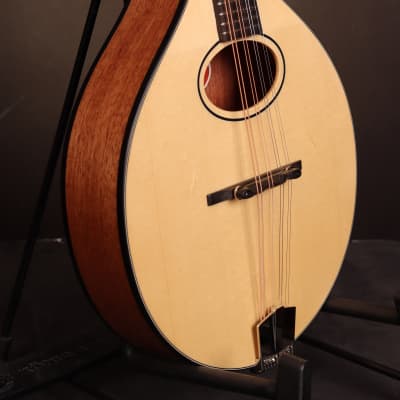 Eastman PCH-M104 natural finished A-Style Oval-Hole Mandolin solid spruce top with gigbag image 9