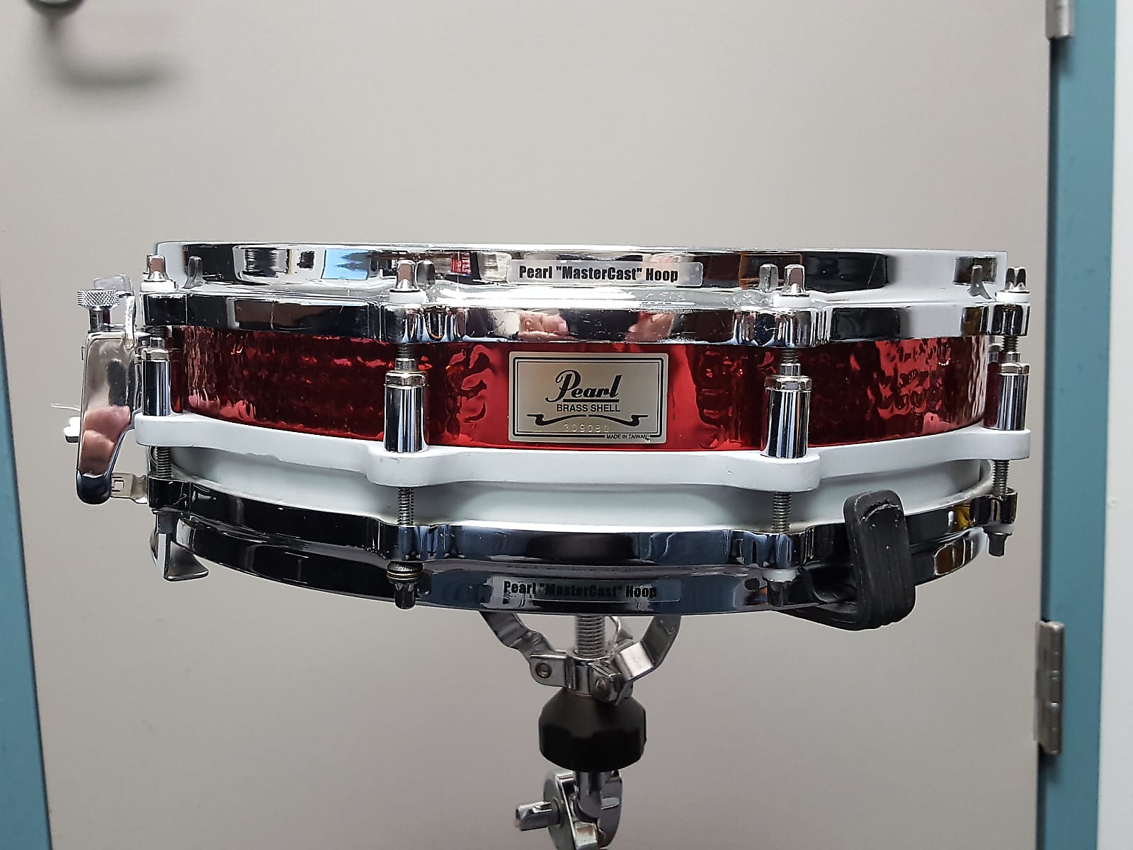 Pearl UK Ltd. 21st Anniversary Free-Floating Hammered Brass 14x3.5 Piccolo  Snare Drum (2nd Gen) 2001