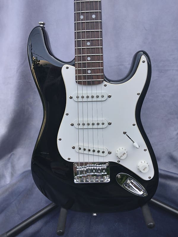 Gently Used Squier Mini Stratocaster 3/4 Size Electric Guitar Black *Mint  Condition*