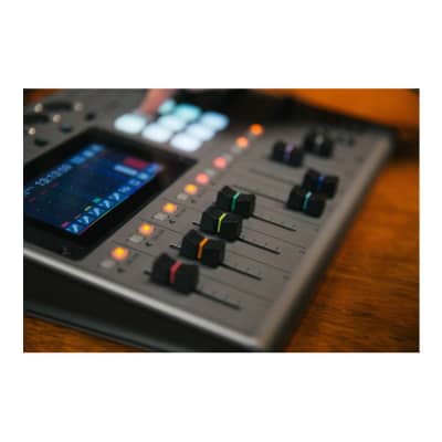 Zoom PodTrak P8 Podcasting Recorder image 9