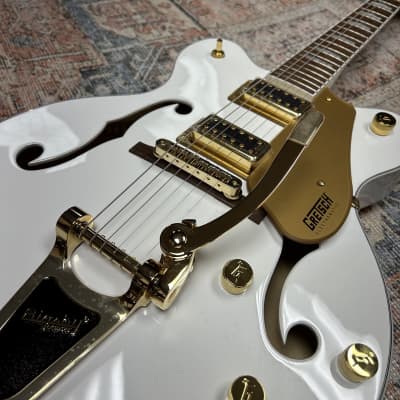 Gretsch G5422TG  Electromatic Double Cutaway Hollow Body with Bigsby, Gold Hardware, Snow Crest White image 3