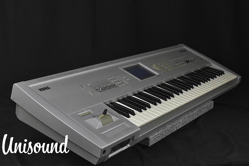 KORG TRITON 61-Key Music Workstation Synthesizer in Very Good condition.