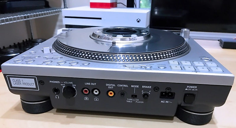 Technics SL-DZ1200 direct drive digital turntable / CD Technics SL-DZ1200 direct drive digital turntable / CD