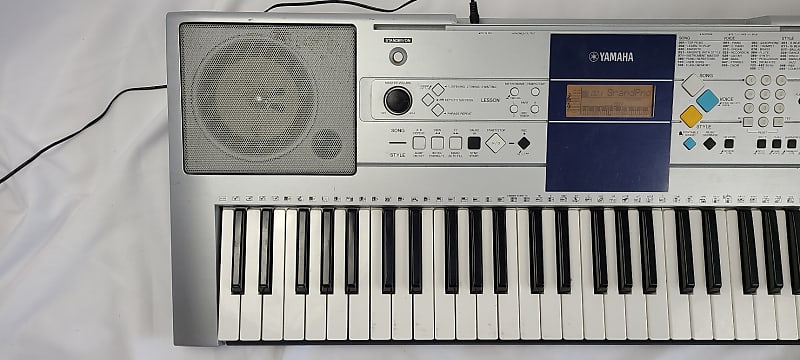 Yamaha PSR-E323 Keyboard, Silver, 61 Keys and adapter 05362