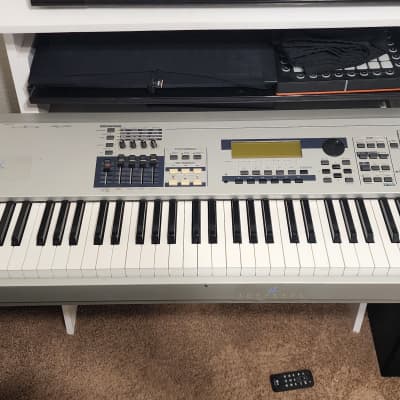 Yamaha MO 8 Production Synthesizer 2000s - Gray