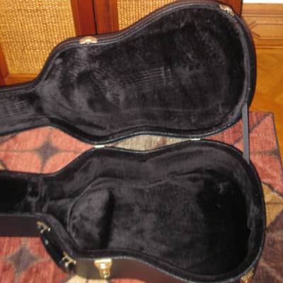 lightly used genuine Gibson Dreadnought Hardshell Case from 2017 - Black Tolex Exterior, Wood Construction, Black Plush Padded Interior, Gold Colored Hardware, lid has Gibson Acoustic Logo, fits square or round shoulder dreadnought (NO guitar included) image 7