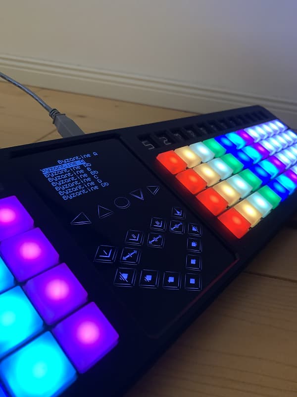 DTM・DAW TheoryBoard Thy333 The TheoryBoard Thy333 Is a MIDI Keyboard That Teaches Music
