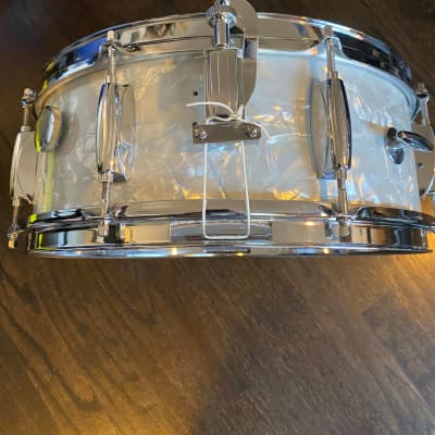 Gretsch 4103 Renown 14x5.5" 8-Lug Snare Drum with Round Badge 1958 - 1971 - White Pearl image 3