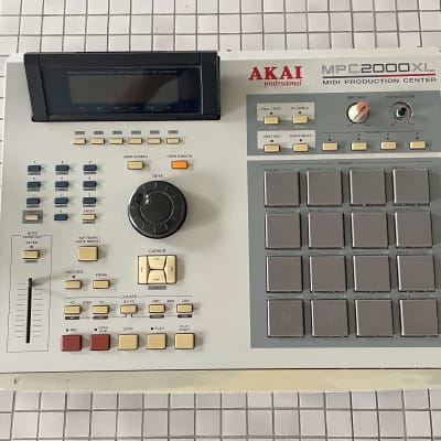 Akai MPC2000XL 8 outs