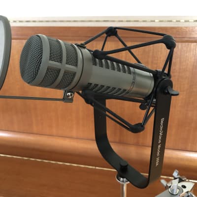 Electro-Voice RE20 Cardioid Dynamic Microphone (Grey) Deluxe Bundle with Electro-Voice 309A Shockmount, WS-PL2 Windscreen, and BSW REPOP Pop Filter