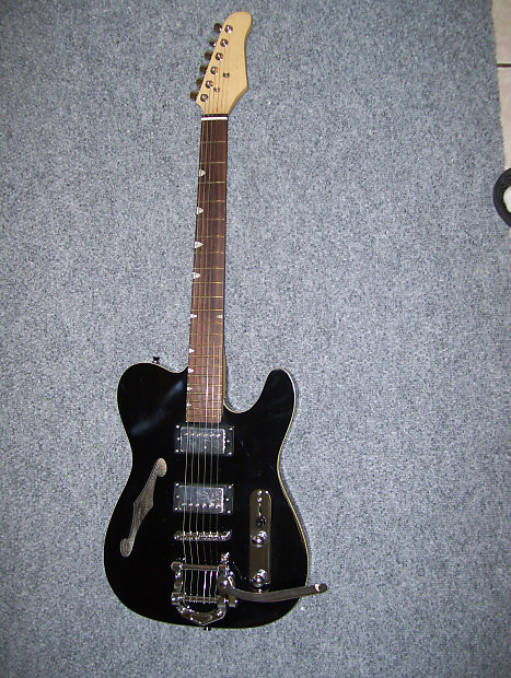 Semi hollow body guitar with tremolo bar