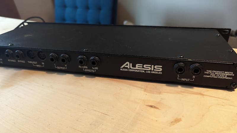 Alesis QuadraVerb GT 20k Bandwidth Simultaneous Guitar Effects Processor